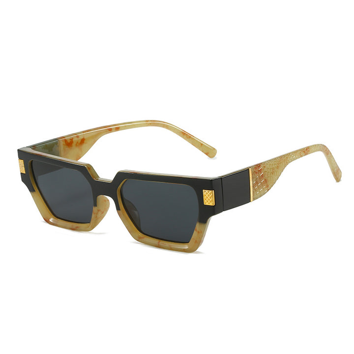 Dame moteriktig solbrille med unik geometrisk ramme og luksuriøse detaljer Skanto