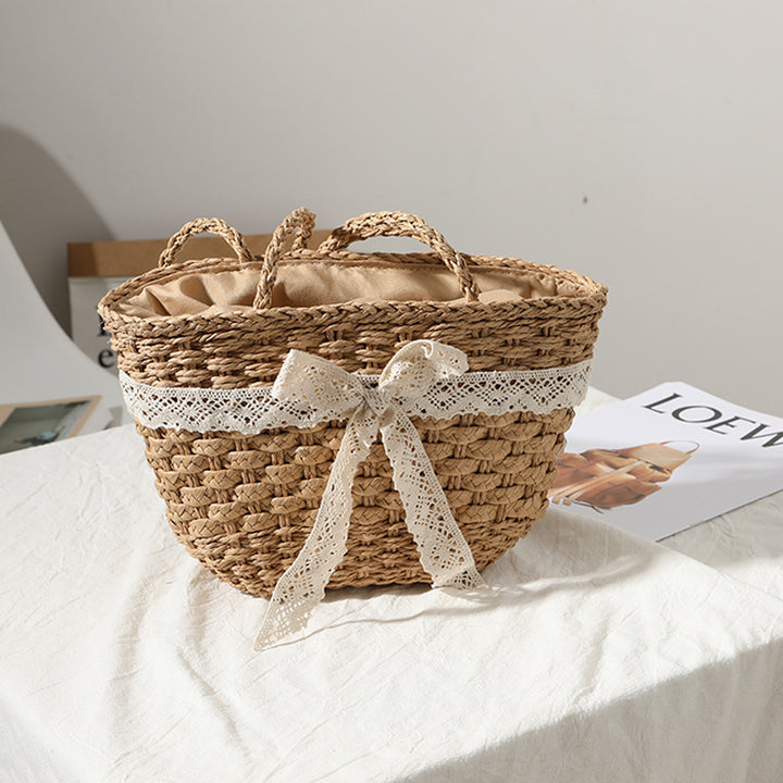 Elegant basket bag with decorative lace trim Skanto