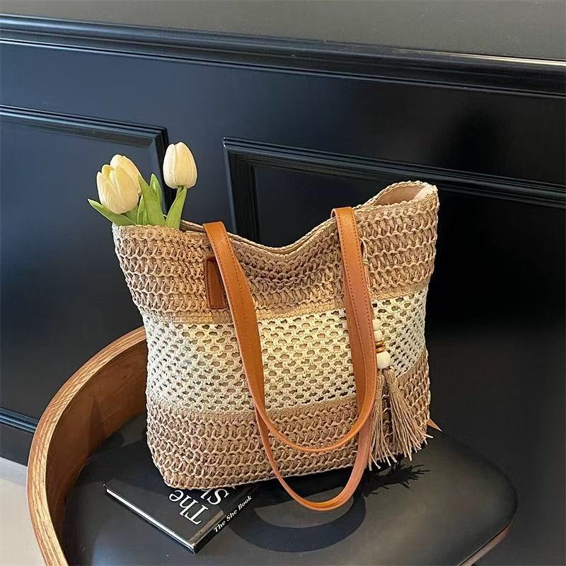 Elegant and Versatile Beach Bag Skanto