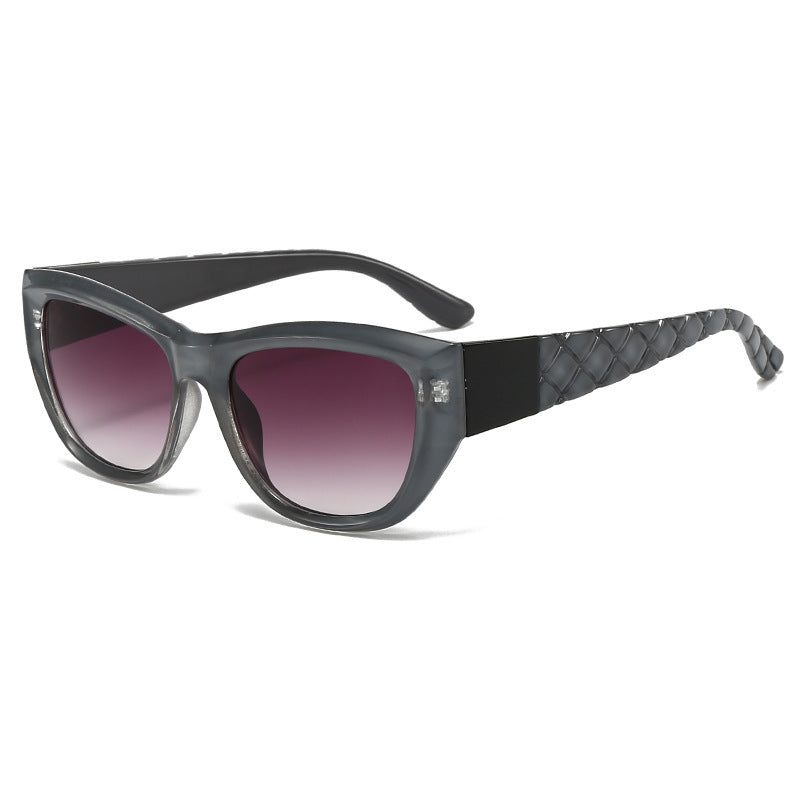 Dame Cat-Eye solbrille med elegant, transparent ramme Skanto