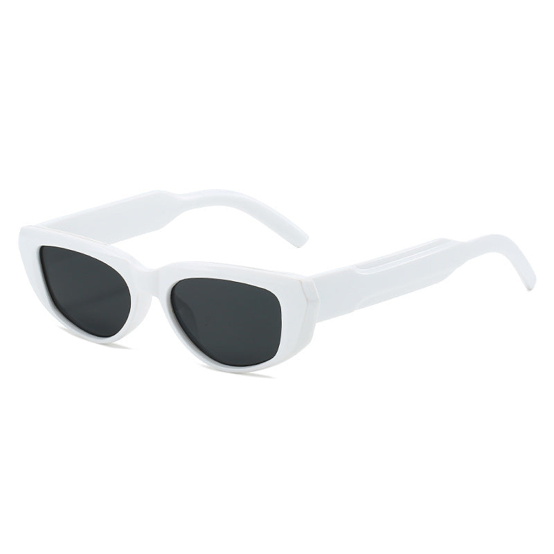 Dame moteriktig solbrille i cat-eye stil med eksentrisk silhuett Skanto