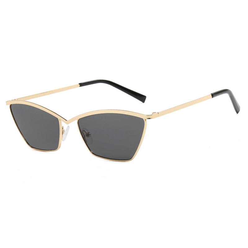 Dame solbrille i avantgardistisk katteøye-design Skanto