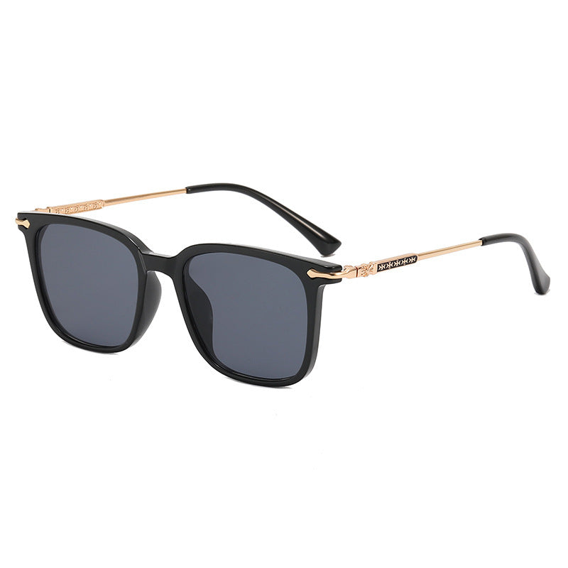 Dame moteriktig solbrille med elegant ramme og kontrasterende glass Skanto