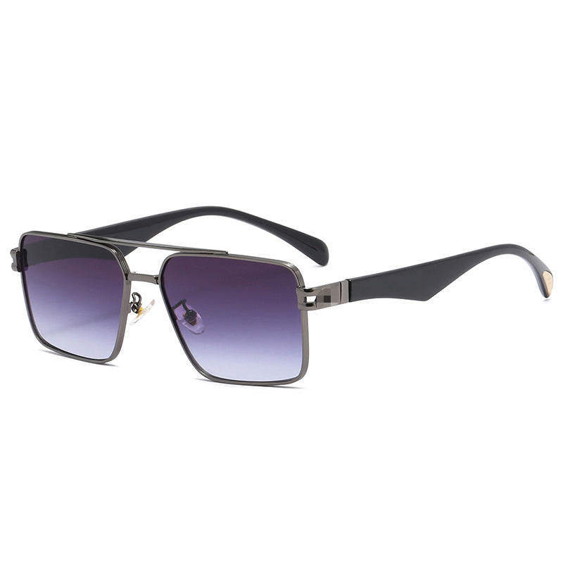 Dame designer solbrille med ekstravagant metallramme Skanto