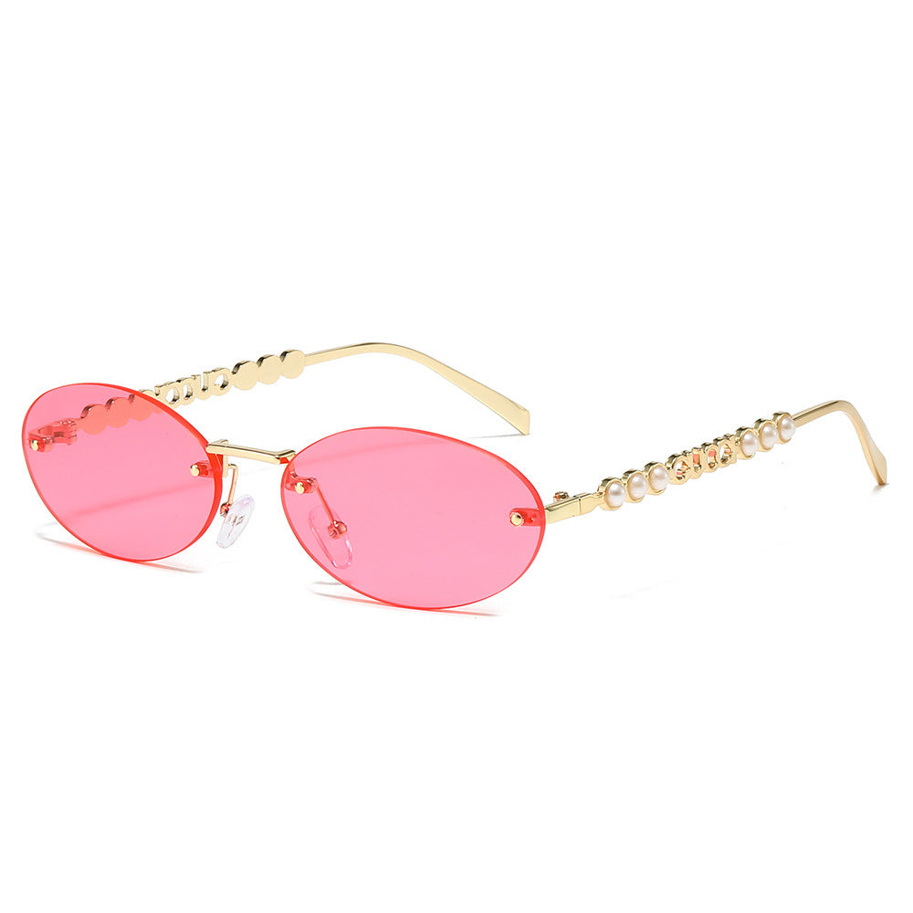Dame moteriktig solbrille med oval ramme og perledekorert bøyle Skanto