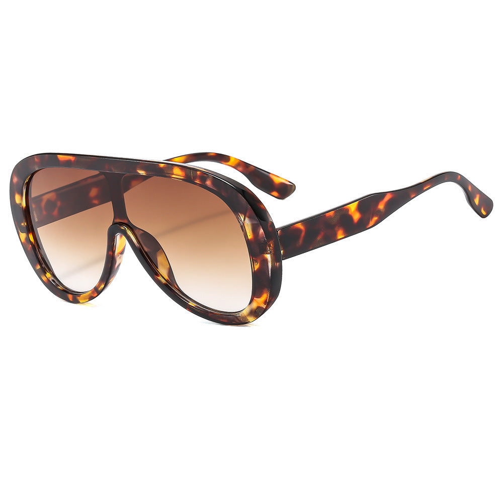 Dame moteriktig solbrille med bred ramme Skanto