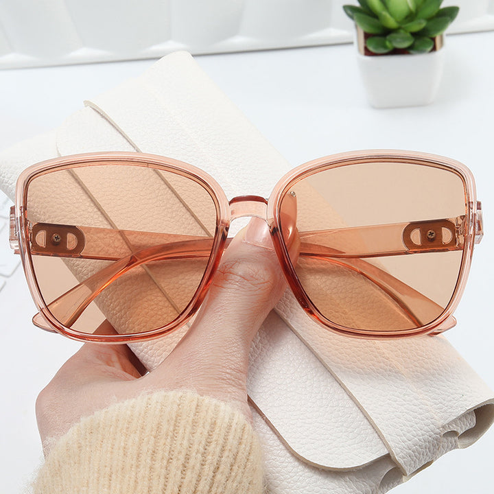 Dame elegante oversized solbriller i moderne design Skanto
