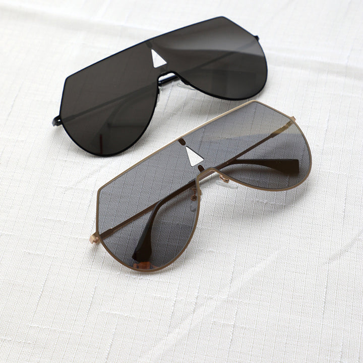 Dame futuristisk oversized solbriller med beskyttende metallramme Skanto