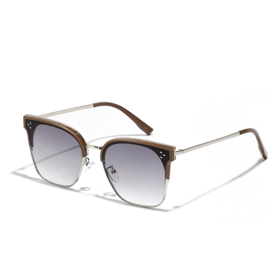 Dame moteriktig solbrille med markant design og kontrastfylt ramme Skanto