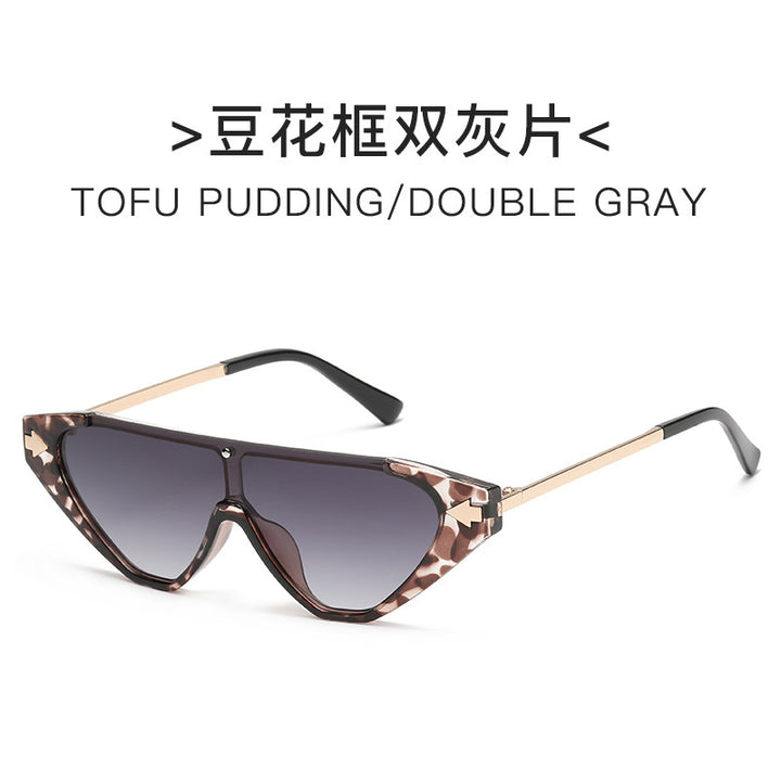 Dame futuristisk solbrille med markant design Skanto