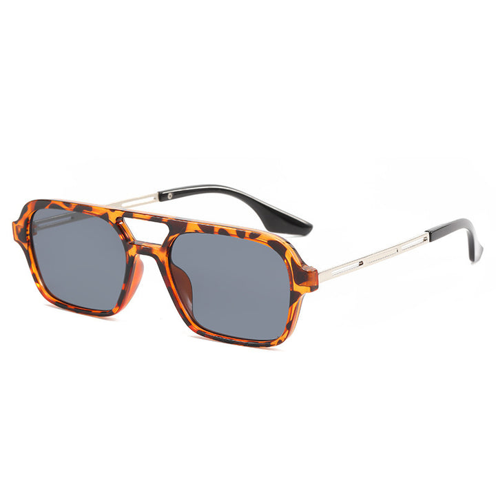 Dame designer solbriller med elegant transparent ramme og gule glass Skanto