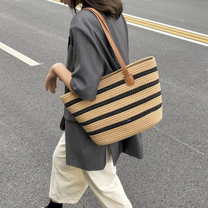 Elegant Tote Bag made of woven raffia with robust leather details Skanto