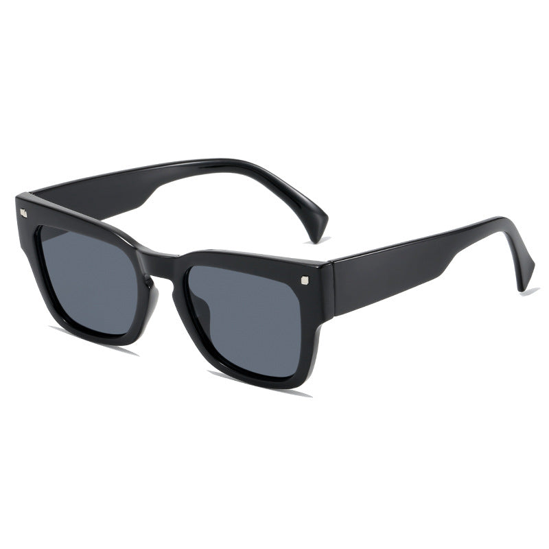 Dame moteriktig solbrille i trendy kvadratisk design Skanto