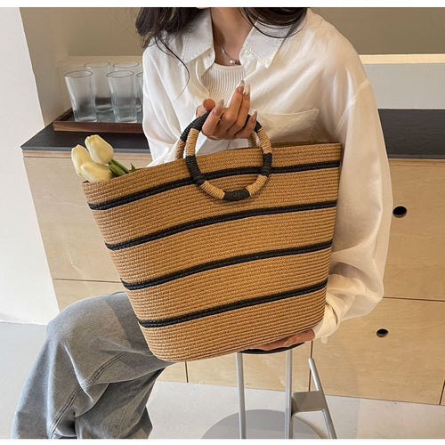 Romslig bast-shopper med stilige ringhåndtak Skanto