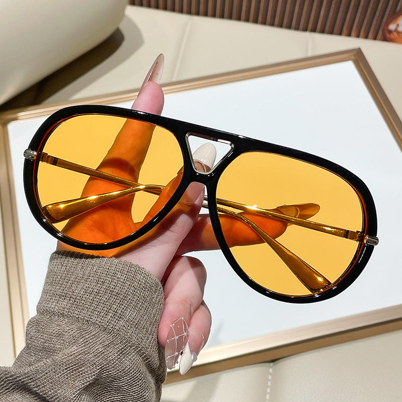 Dame solbrille i ekstravagant design med markante glass Skanto