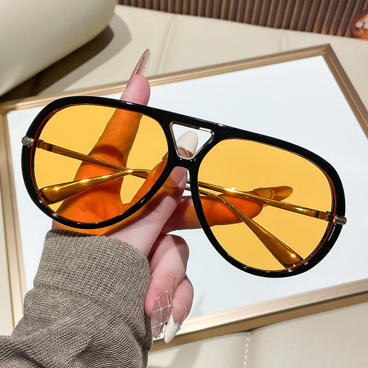 Dame solbrille i ekstravagant design med markante glass Skanto