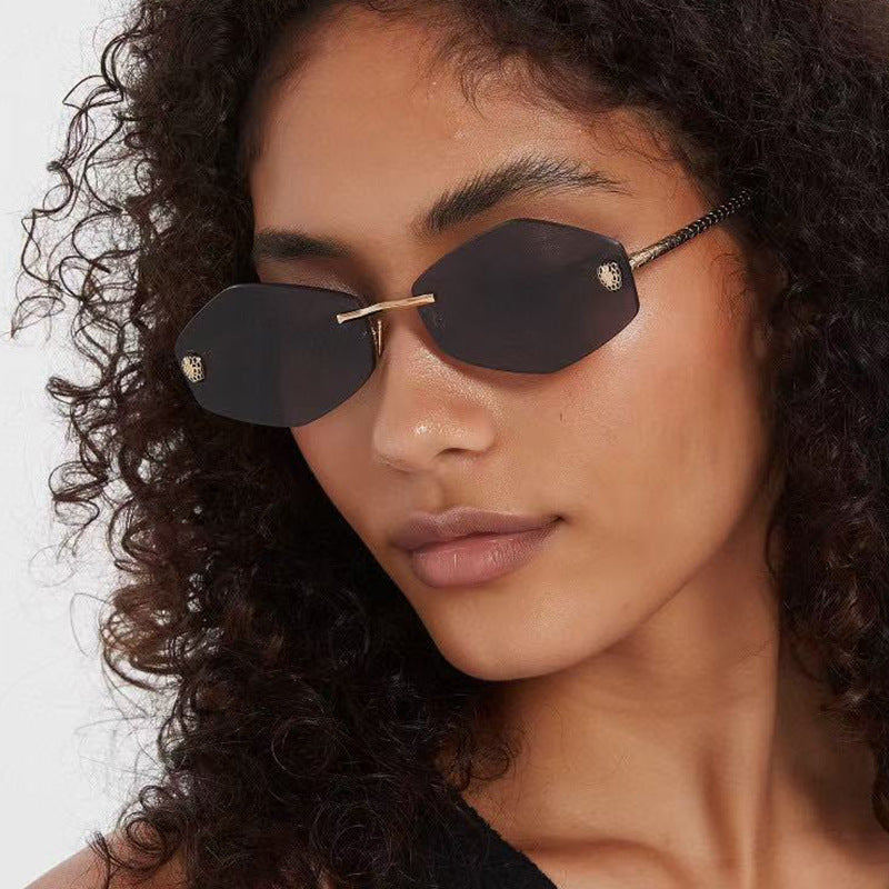 Women's geometric sunglasses in modern design with elegant metal frame Skanto