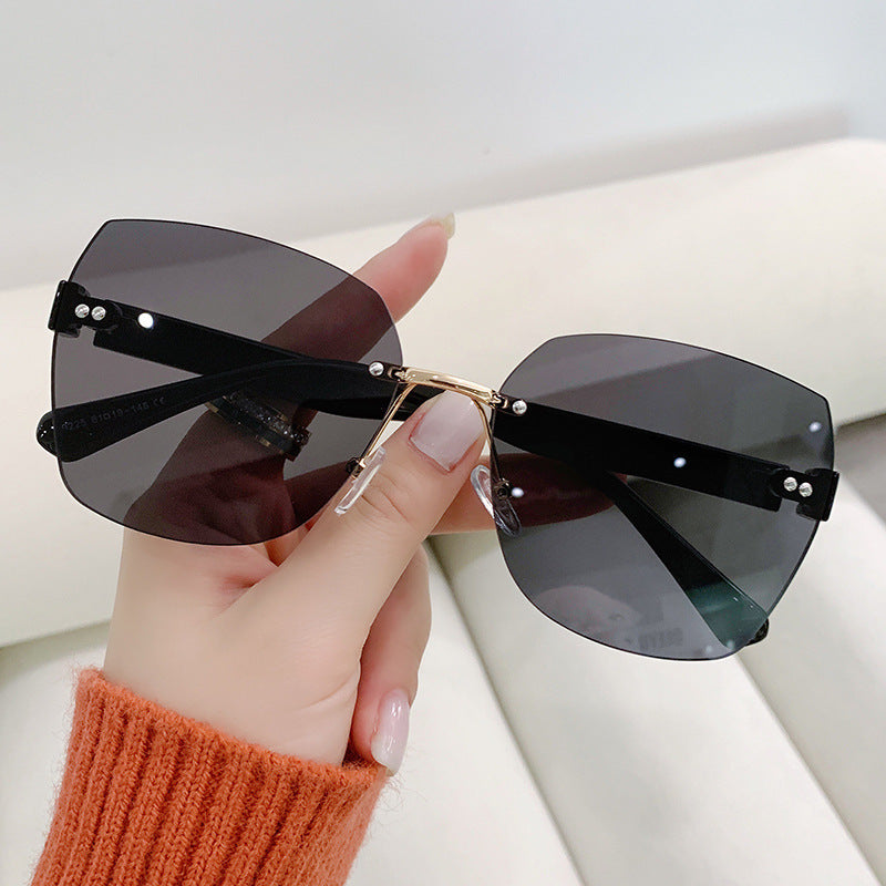 Dame elegant solbrille med innovativ design Skanto