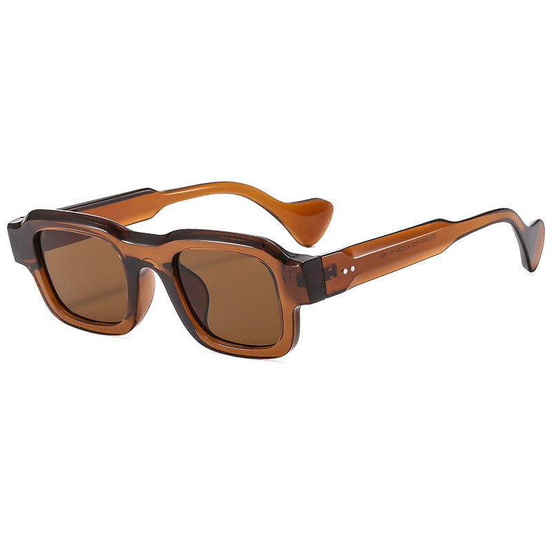 Damer retro-inspirerte solbriller i markant design Skanto