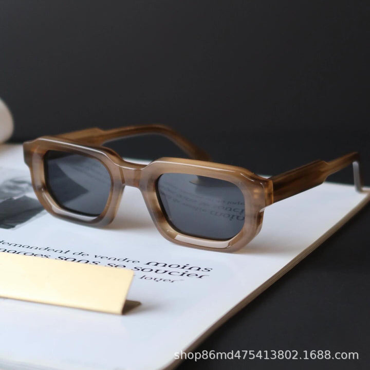 Dame solbrille i moderne geometrisk design fra Skanto
