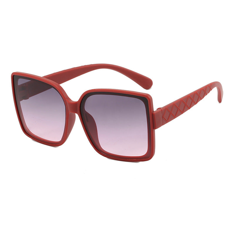 Dame moteriktig kvadratisk solbrille med elegant ramme Skanto