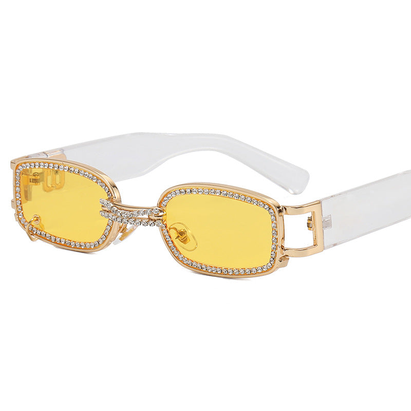 Dame moteriktig solbrille med glitrende krystalramme Skanto