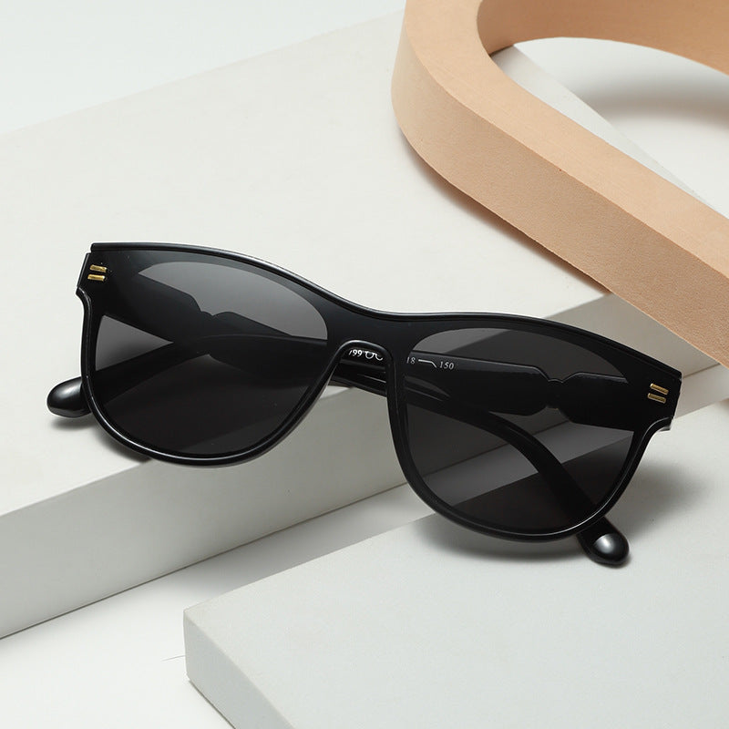Dame moteriktig solbrille med unik ramme Skanto