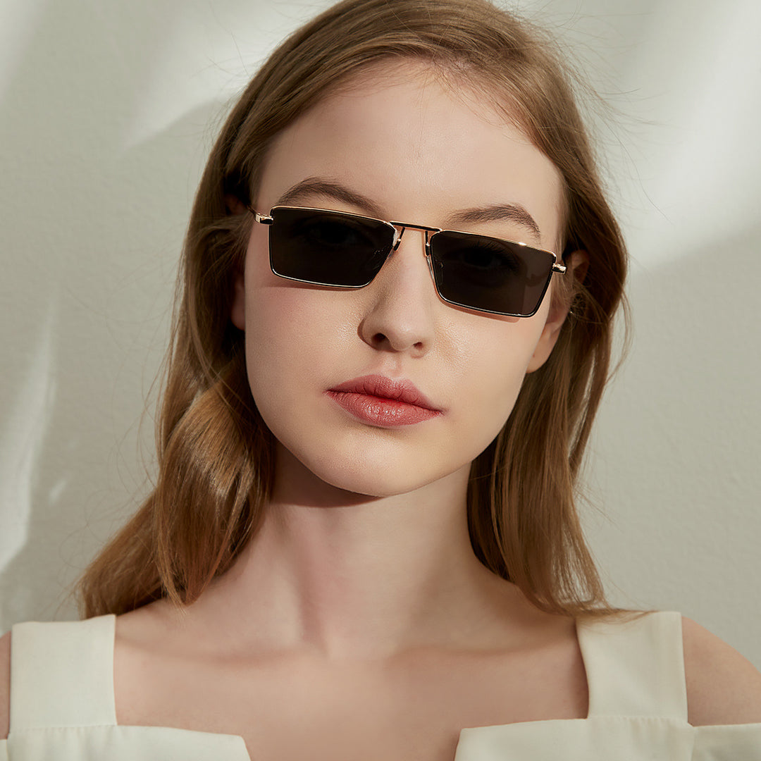 Dame elegant firkantet solbrille med smal metallramme og UV-beskyttelse Skanto
