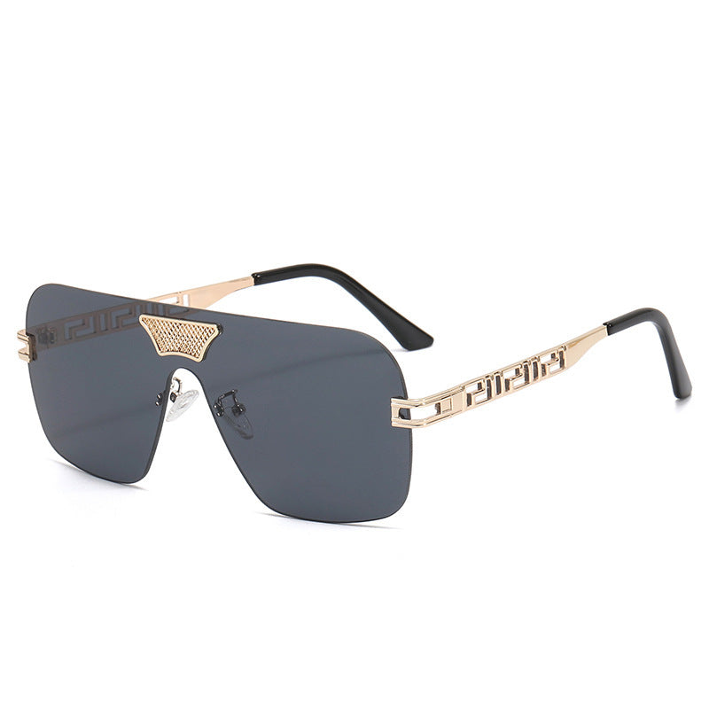 Dame moteriktig solbrille i futuristisk stil med fremragende ramme Skanto