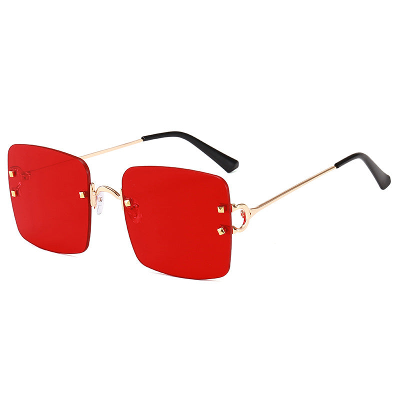 Dame kvadratisk solbrille med elegant metallramme og robuste glass Skanto