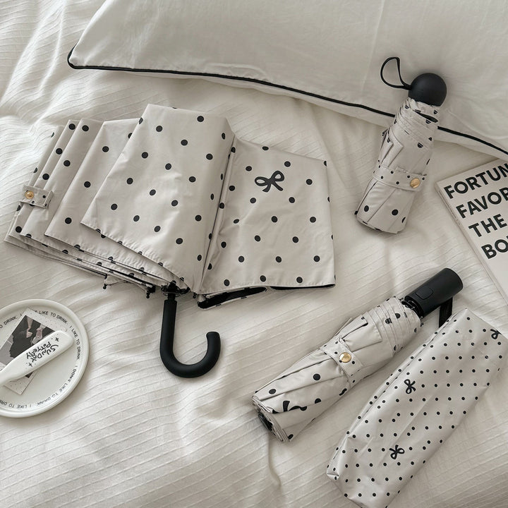 Dame kompakt paraply med stilfull prikkedesign Skanto