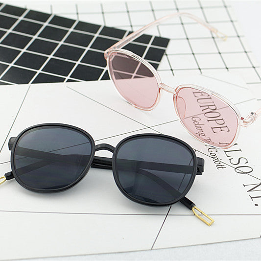Dame moteriktig kvadratisk solbrille med gjennomsiktig ramme Skanto