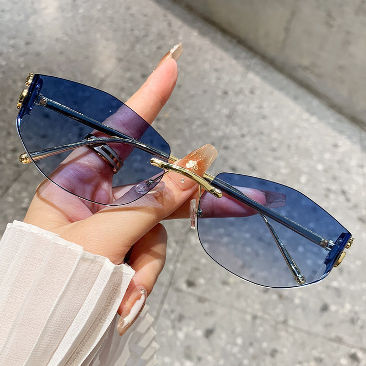 Dame moteriktig solbrille med innovativt sjakkert design Skanto