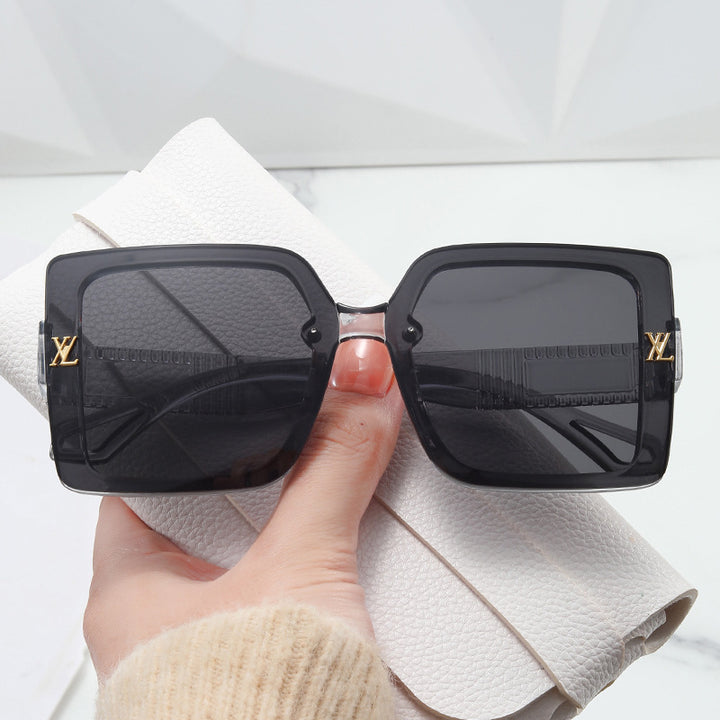 Damen moteriktig firkantet solbrille med elegant design Skanto