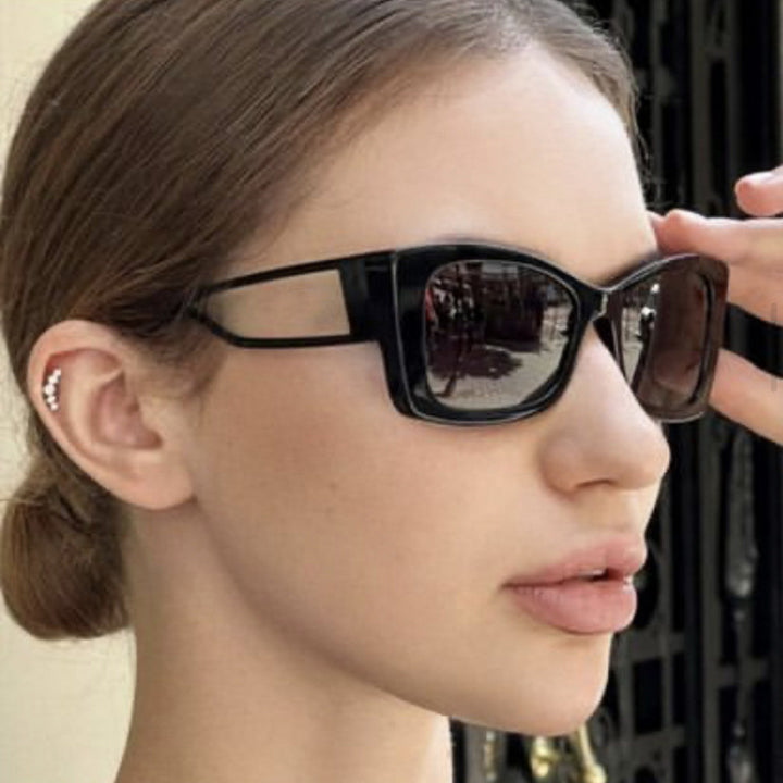 Dame moteriktig solbrille med innovativ ramme Skanto