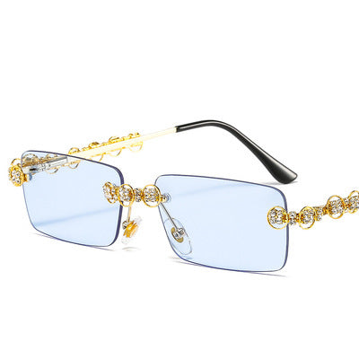 Dame Designer-solbrille med glitrende ramme og rektangulært glass Skanto
