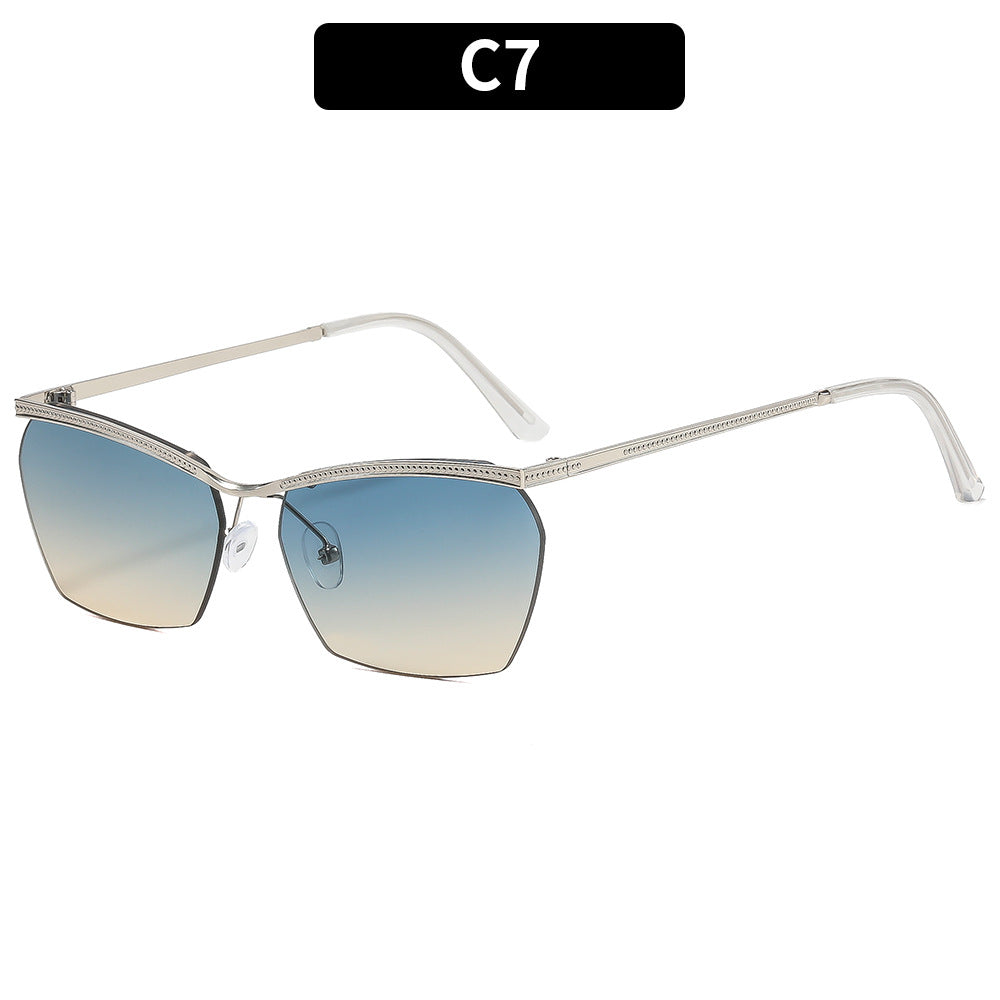 Dame moterik solbrille med filigran ramme og myk fargegradient Skanto