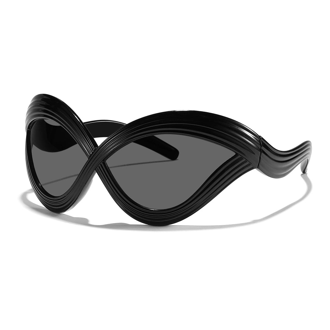 Dame moteriktig solbrille med innovativ bølkeramme Skanto