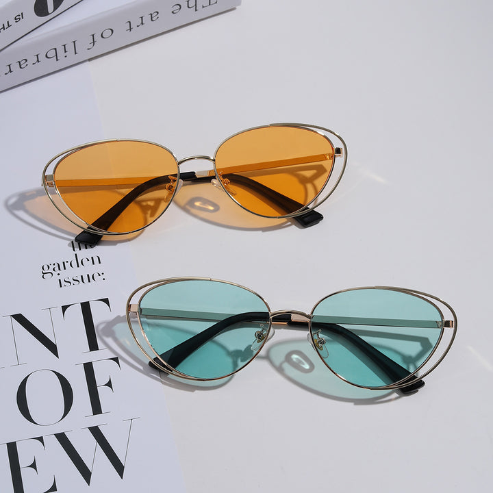 Dame geometrisk solbrille med rødt glass og elegant metallramme Skanto
