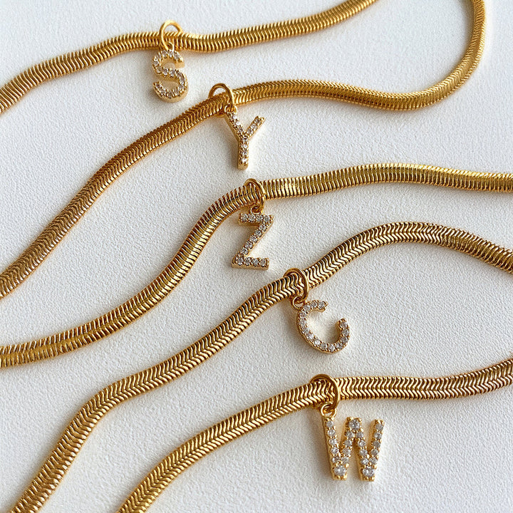 Skanto | Delikat Diamant Bokstav Initial Herringbone Halskjede