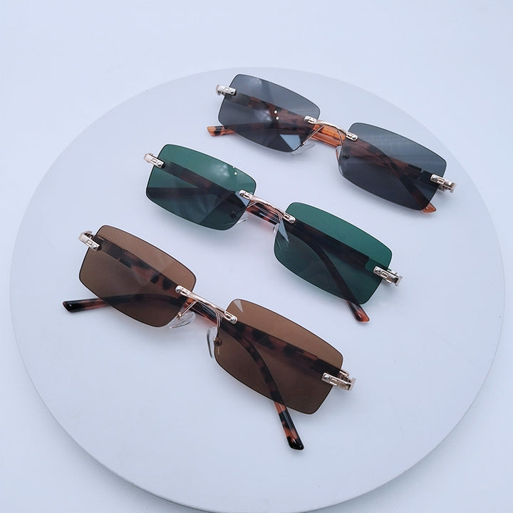 Dame moteriktig rektangulær solbrille med unikt designpreg Skanto