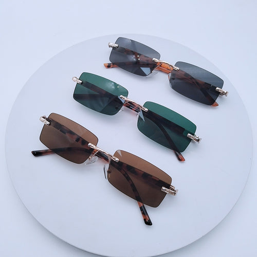 Dame moteriktig rektangulær solbrille med unikt designpreg Skanto