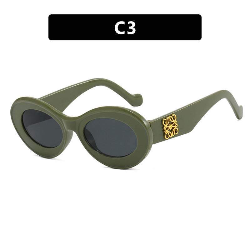 Dame fashionable solbriller med oval ramme og gullakenter Skanto