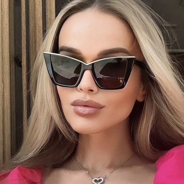 Dame ekstravagant solbrille med unik design og gullige aksenter Skanto