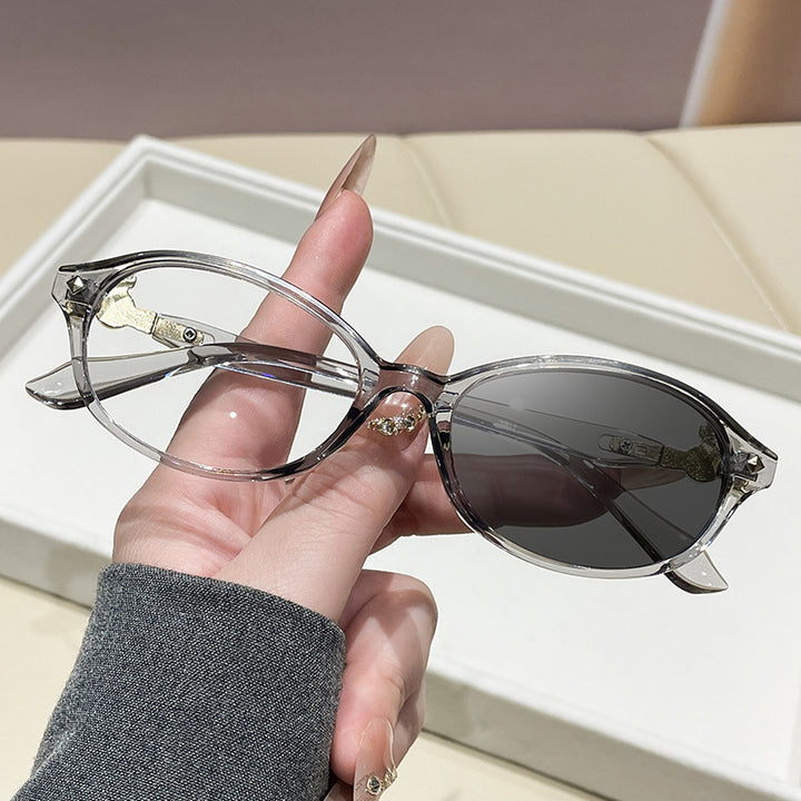 Dame motekunstig brille i elegant ova-design med gyldne aksenter Skanto