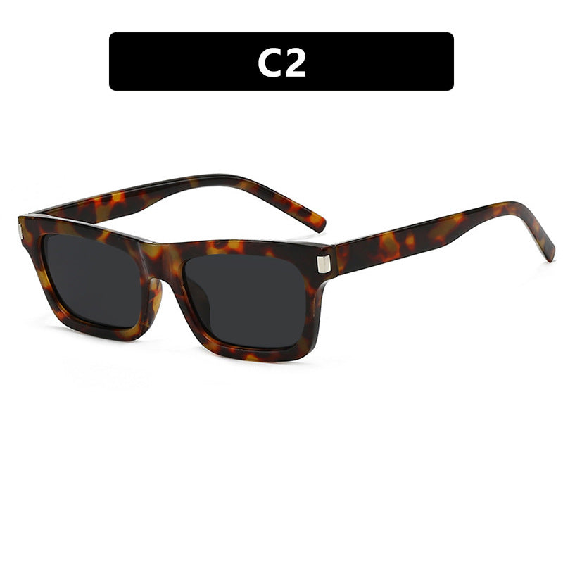 Dame kvadratisk solbrille med transparente linser og stillegant design Skanto
