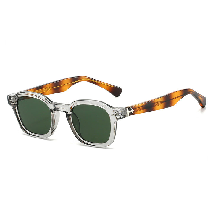 Dame moteriktig solbrille i unikt, kvadratisk design Skanto