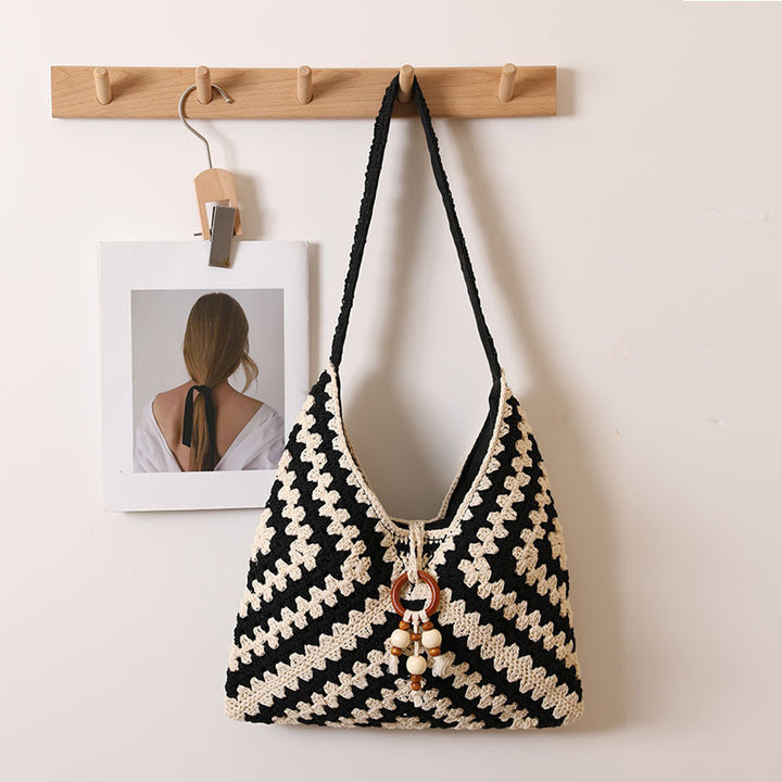 Handmade macrame shoulder bag with playful pendant Skanto