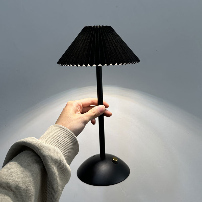 Norvo | Moderne skandinavisk oppladbar jernstoff cone plisserte LED bordlampe for nattbord