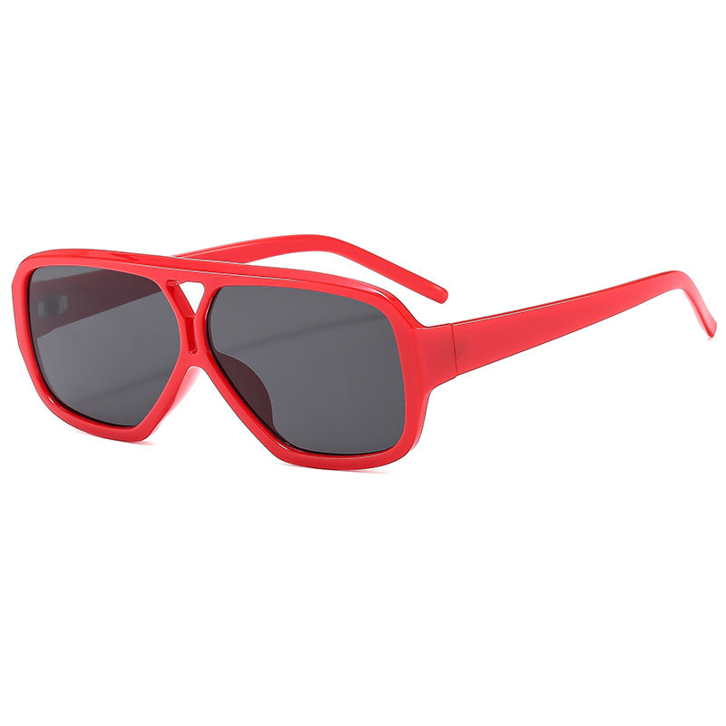 Dame modische oversized solbrille med bred ramme og beskyttende glass Skanto